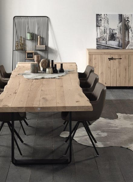 sober, geblokt salon met relaxfunctie in een warme, zachte stof