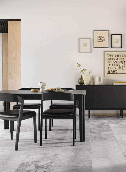 sober, geblokt salon met relaxfunctie in een warme, zachte stof